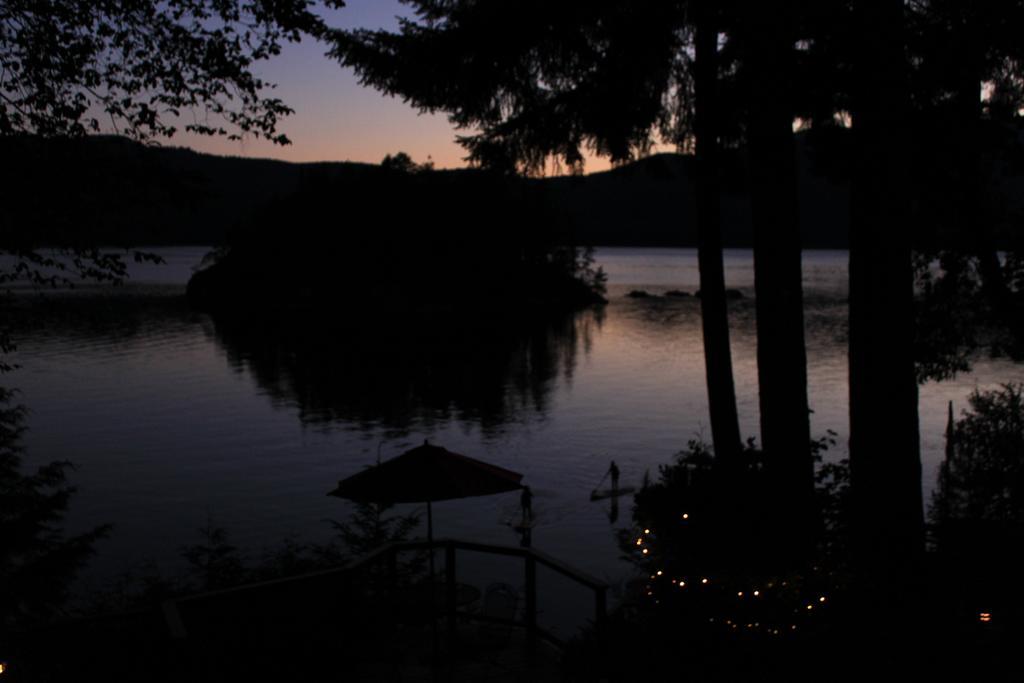 Tranquility Bay Waterfront Inn Сечелт Екстер'єр фото
