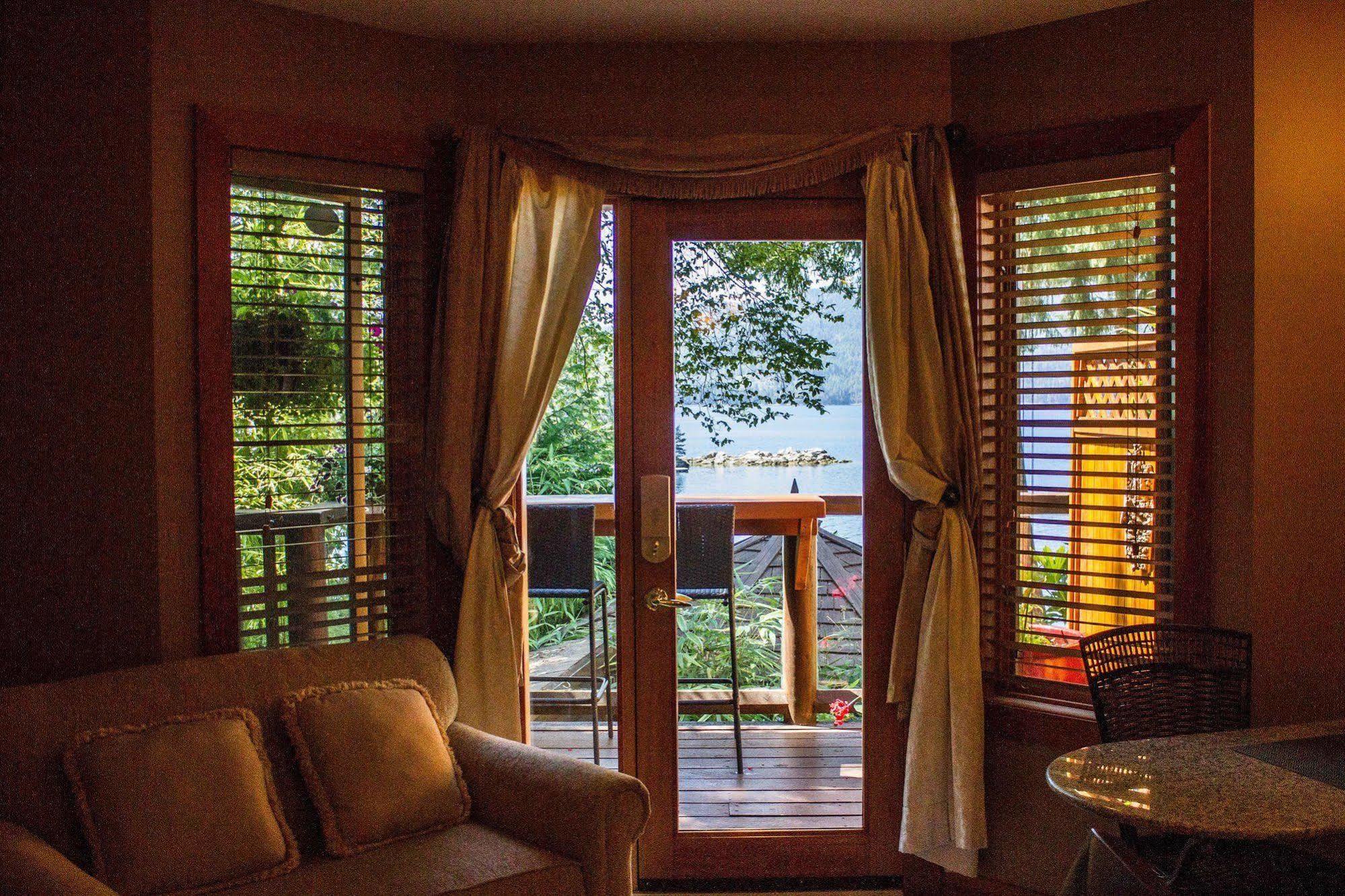 Tranquility Bay Waterfront Inn Сечелт Екстер'єр фото
